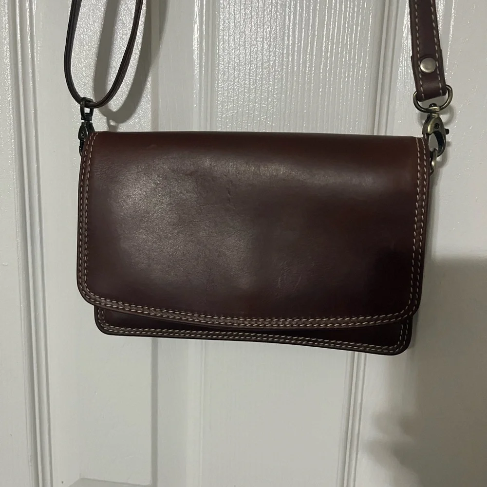 Elegant Rugged Earth Medium Brown Leather Crossbody Bag Adjustable Strap